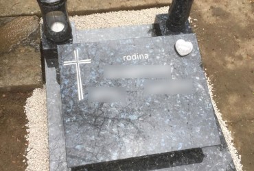 Urnový hrob so šikminou z materiálu Labrador Blue