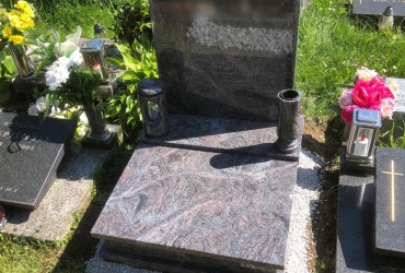 Urnový hrob z hnedého prírodného kameňa