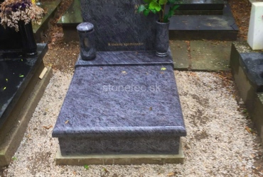 Urnový hrob s pomníkom Bahama