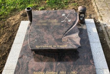 Urnový hrob s atypickým tvarom epitafnej dosky