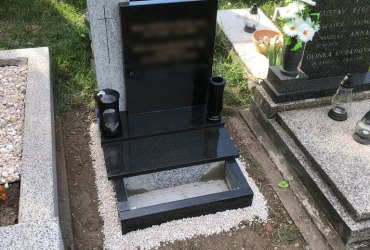 Urnový hrob s otvorom na kvety