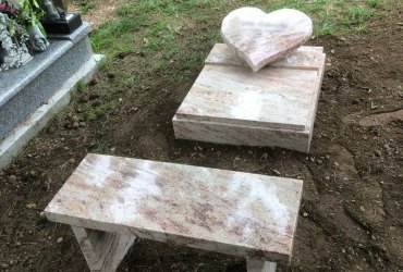 Urnový hrob s epitafnou doskou v tvare srdiečka