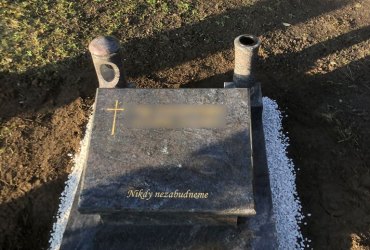 Urnový hrob šikminka z prírodného kameňa hnedastej kresby Paradiso Classico