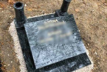 Urnový hrob šikminka zo zeleného prírodného kameňa