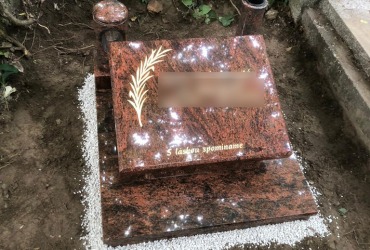 Urnový hrob so šikminou z materiálu Multicolor Red
