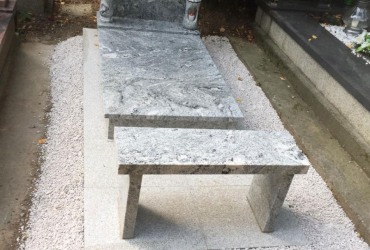 Urnový hrob s lavičkou z prírodnej žuly Viscont White