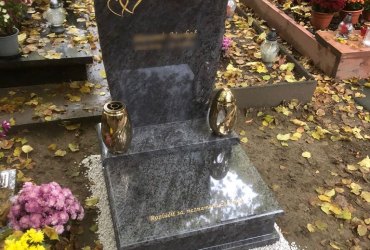 urnový hrob s gravírovanými srdiečkami
