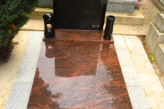 Urnový hrob s pomníkom v tvare miernej vlnky