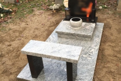 Urnový hrob s podlahou a lavičkou z rovnakého kameňa