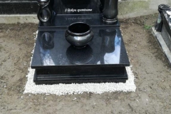 Urnový hrob s pomníkom z materiálu tmavej kresby VP Black
