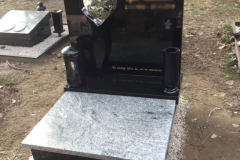 Urnový hrob  so srdiečkovým pomníkom