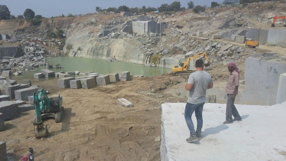 Ako vzniká žulový náhrobok: cesta od surového bloku po dôstojnú pamiatku