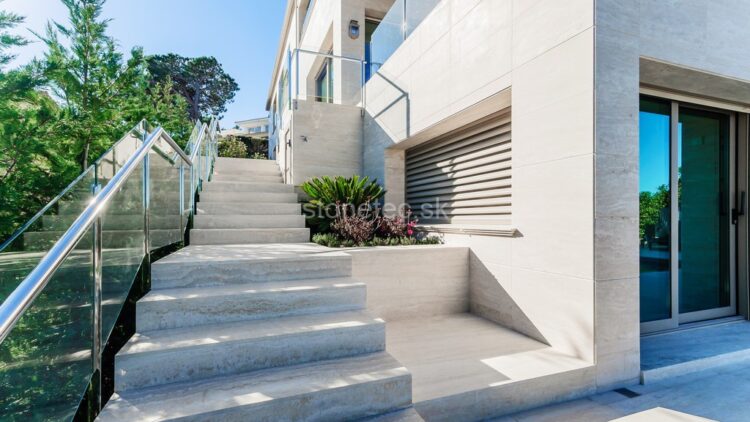 Kamenné prvky v exteriéri: Schody, chodníky a terasy, ktoré vydržia generácie