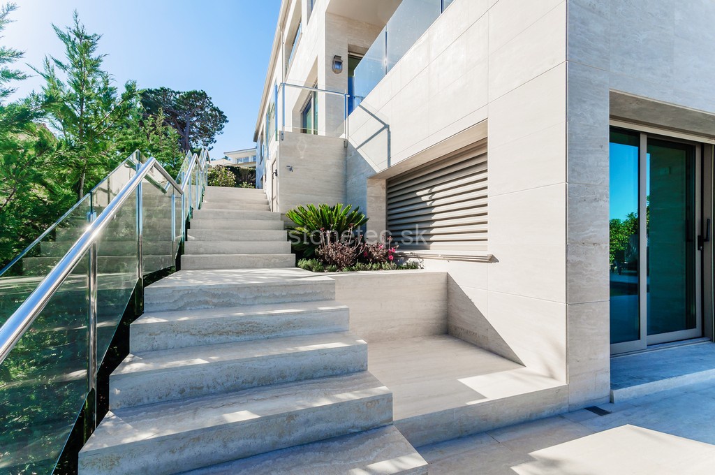 Kamenné prvky v exteriéri: Schody, chodníky a terasy, ktoré vydržia generácie